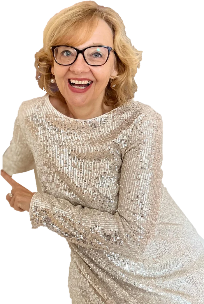 Bettina Siegler lacht und zeigt mit dem Finger auf den Text